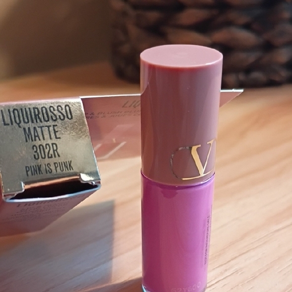 Valentino Liquirosso Lip & Blush Blur Liquid Matte - Vibrant Pink - Picture 3 of 4